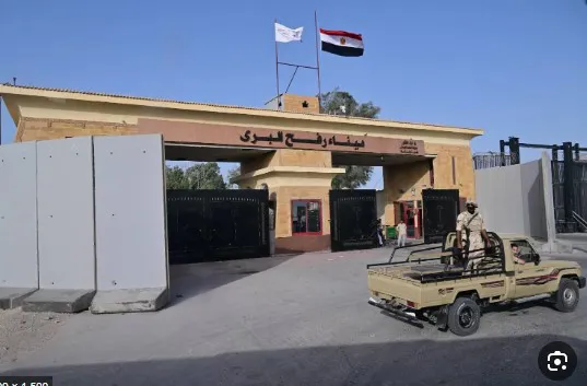 نتنياهو يعود إلى قفص الشهود ومعبر رفح يُفتح بقيود مشددة.. تطورات قضائية وأمنية متزامنة في إسرائيل وغزة